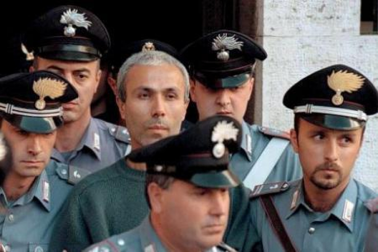 Ali Agca, eskortowany przez policję, przed sąd w Rzymie, do którego zwrócił się o ułaskawienie. 08.01.06. Fot. PAP/EPA