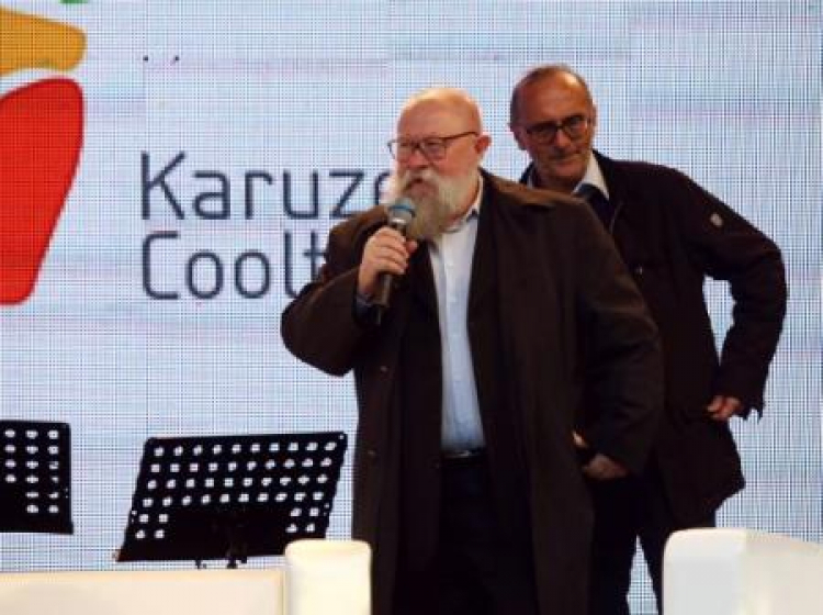 Prof. Jerzy Bralczyk i Michał Ogórek w czasie festiwalu Karuzela Cooltury 2014. Fot. PAP/T. Gzell 