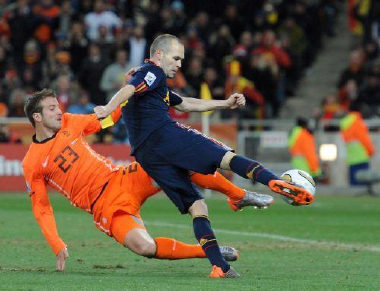 Mecz Hiszpania-Holandia. Mistrzostwa Świata w RPA (2010). Na zdj: Andres Iniesta i Rafael van der Vaart. Fot. PAP/EPA