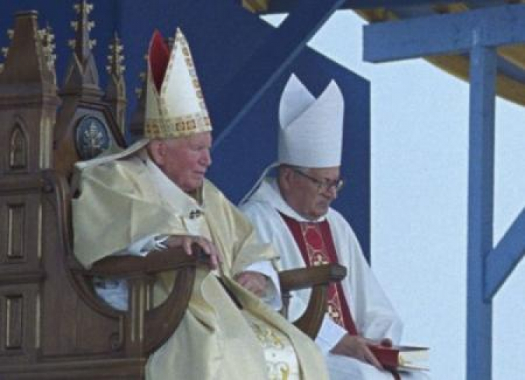 Papież Jan Paweł II przewodniczy mszy św. na pl. Sapera nad rzeką Ełk. 08.06.1999. Fot. PAP/P. Gęsicki