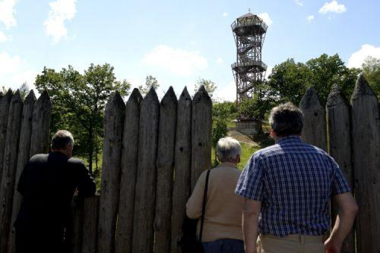 Platforma widokowa – najnowszy element skansenu archeologicznego „Karpacka Troja” w Trzcinicy. Fot. PAP/D. Delmanowicz