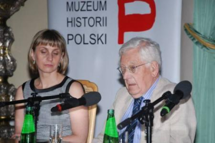 Redaktor publikacji "Węzły pamięci" Anna Machcewicz i pomysłodawca projektu prof. Zdzisław Najder. Źródło: MHP