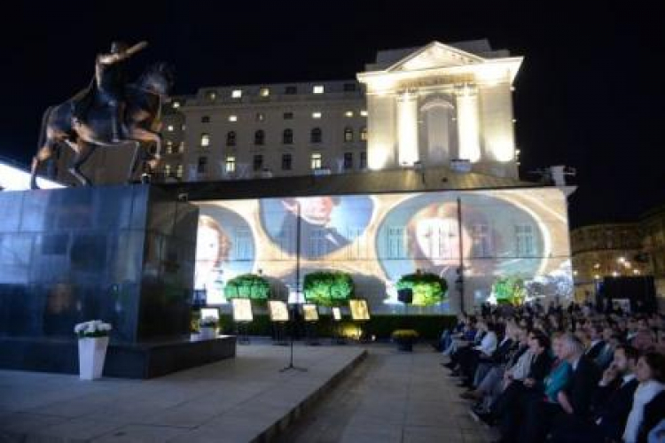 Prezentacja "Muzeum Utracone" wyświetlona na fasadzie Pałacu Prezydenckiego w ramach Nocy Muzeów. Fot. PAP/J. Turczyk