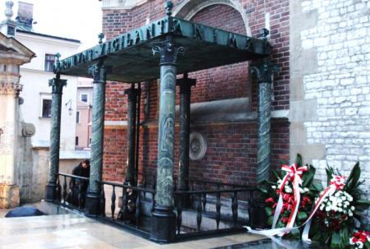 Baldachim nad zejściem do krypty Wieży Srebrnych Dzwonów, gdzie pochowany jest  Józef Piłsudski. Fot. PAP/S. Rozpędzik