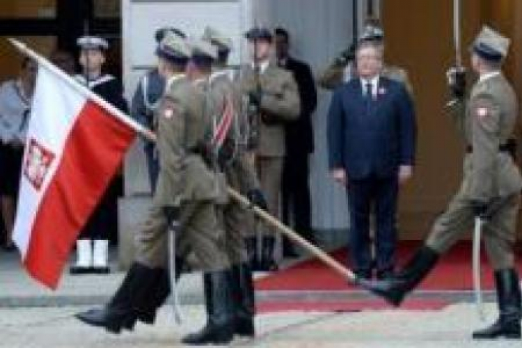 Bronisław Komorowski podczas uroczystości wciągnięcia flagi państwowej przed Pałacem Prezydnckim. Fot.PAP/EPA/J.Turczyk