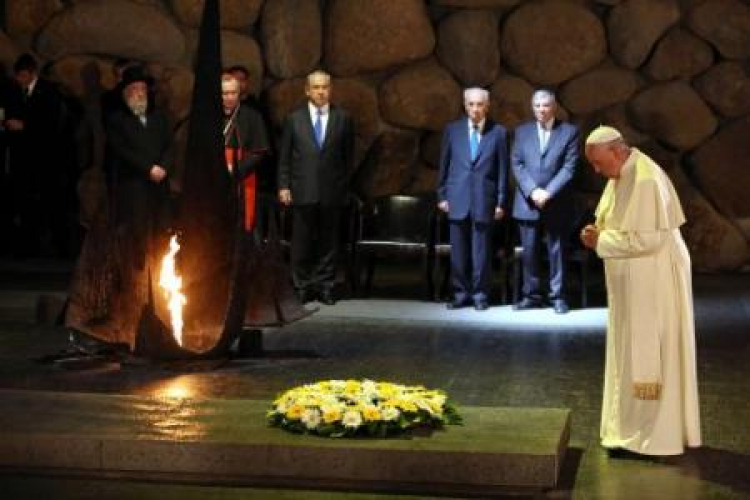 Papież oddał w poniedziałek hołd ofiarom Holokaustu w instytucie pamięci Yad Vashem w Jerozolimie. Fot. PAP/EPA