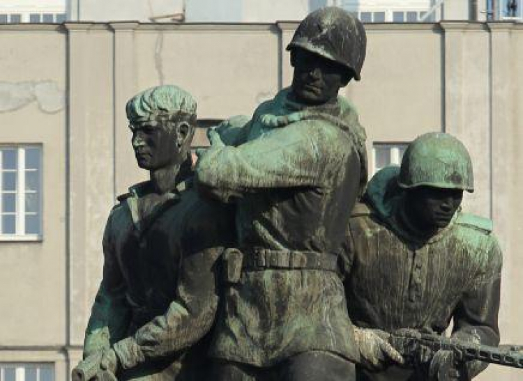 Pomnik Braterstwa Broni, popularnie zwany Pomnikiem Czterech Śpiących, na warszawskiej Pradze. Fot. PAP/R. Pietruszka,