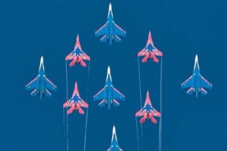 Ćwiczenia rosyjskich samolotów przed uroczystościami Dnia Zwycięstwa w Sewastopolu. Fot. PAP/EPA