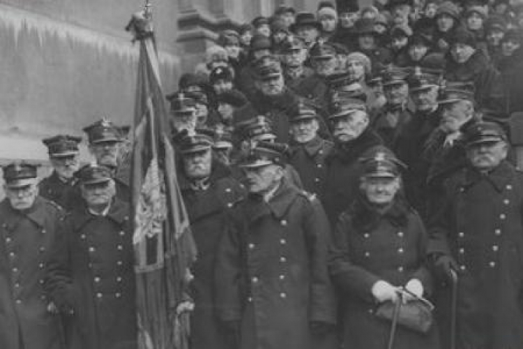 Grupa weteranów powstania styczniowego. Warszawa, 1930 r. Fot. NAC Grupa weteranów powstania styczniowego. Warszawa, 1930 r. Fot. NAC