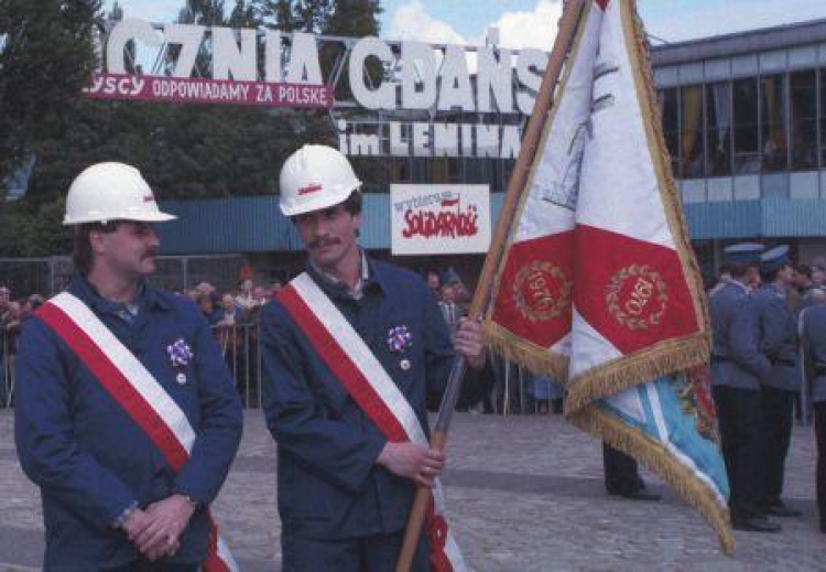 Robotnicy przed Stocznią Gdańską. 15.06.1989. Fot. PAP/I. Sobieszczuk