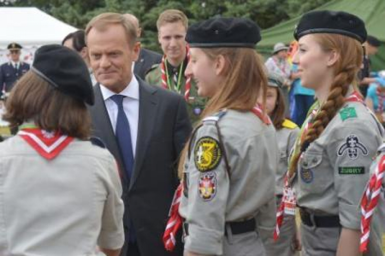 Donald Tusk podczas wizyty w obozie harcerskim znajdującym się na Monte Cassino. Fot. PAP/R. Pietruszka