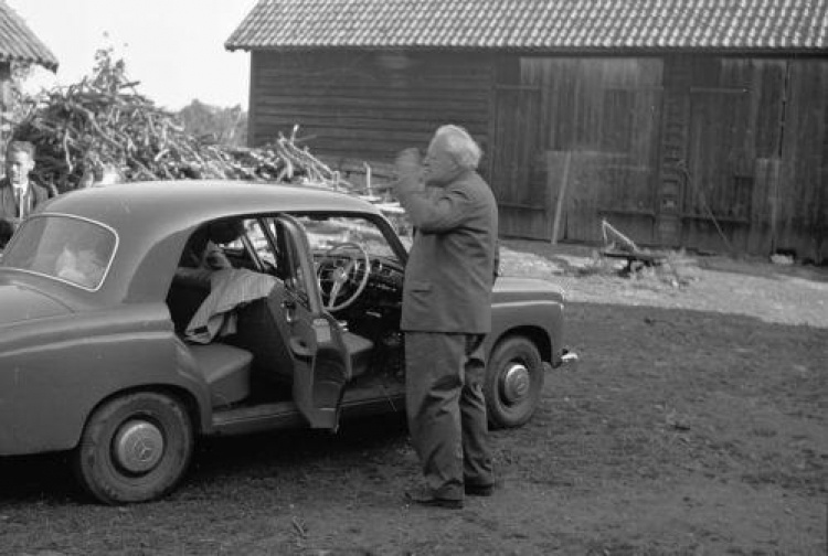  Melchior Wańkowicz w Wojnowie u Filiponów. Wojnowo, 10.1958 r. Fot. PAP/CAF/Trepanowski