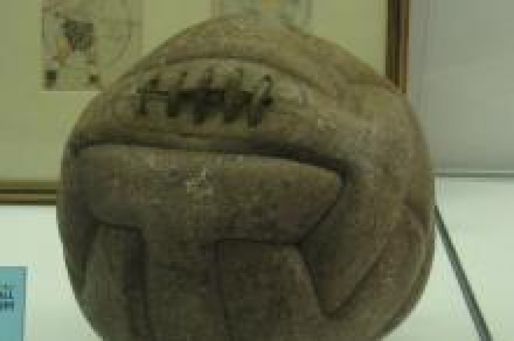 Skórzana piłka, którą grano w finale pierwszych MŚ w 1930 r. Fot. Wikimedia Commons
