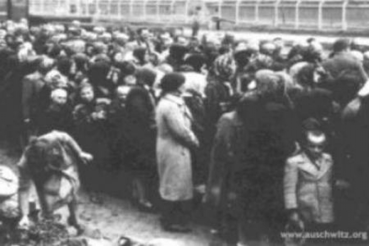 Żydowskie kobiety i dzieci oczekujące na selekcję na rampie w Birkenau 1944 r. Źródło: Muzeum Auschwitz-Birkenau