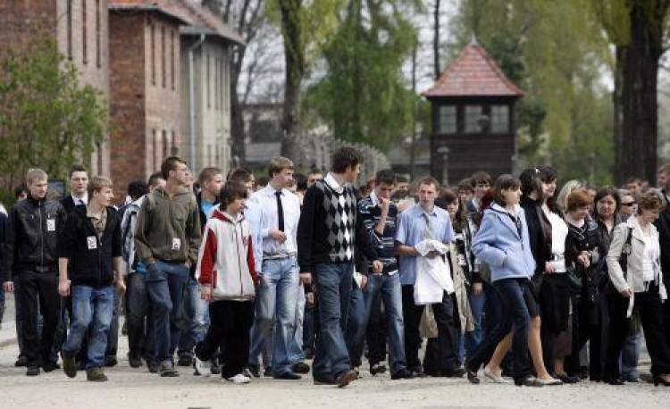 Nauczyciele i uczniowie w Marszu Milczenia  na terenie b. niemieckiego obozu Auschwitz. Fot. PAP/A. Grygiel 