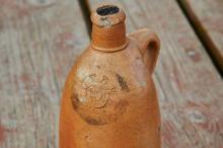 Około 200-letnia zalakowana butelka, wydobyta z wraku żaglowca w Zatoce Gdańskiej. Fot. PAP/A. Warżawa