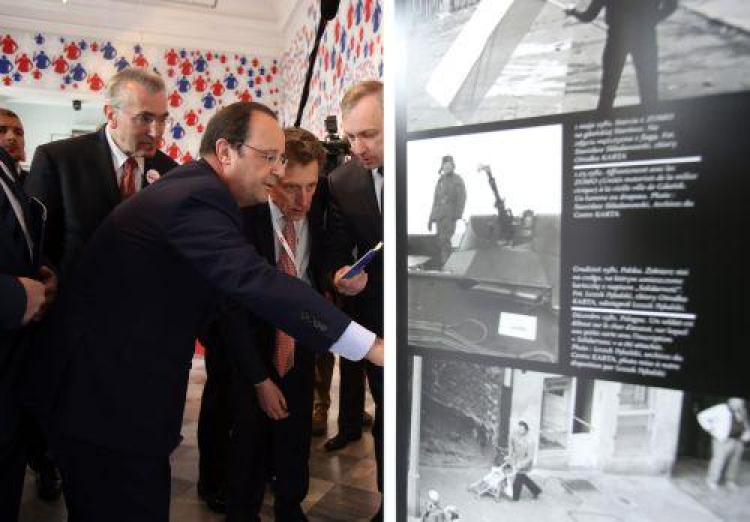 Prezydent Francji Francois Hollande podczas otwarcia wystawy "Solidarite France Pologne". Fot. PAP/L. Szymański 