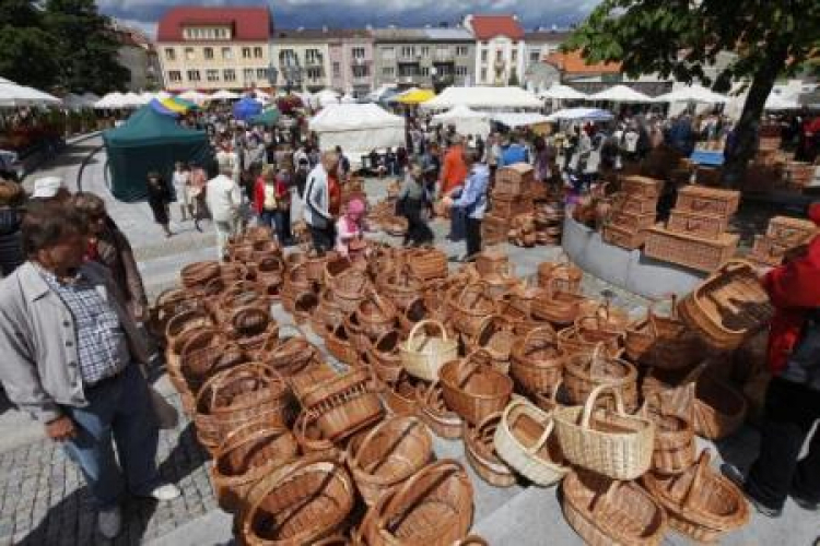 Organizowany przez Muzeum Podlaskie XXII Jarmark na Jana na Rynku Kościuszki w Białymstoku. Fot. PAP/A. Reszko