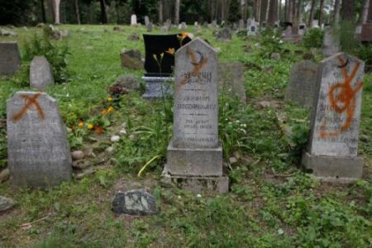 Zdewastowane nagrobki na mizarze - muzułmańskim cmentarzu w Kruszynianach. Fot. PAP/A. Reszko