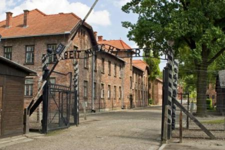 Brama z napisem „Arbeit macht frei” wiodąca do KL Auschwitz. Fot. PAP/J. Ochoński 