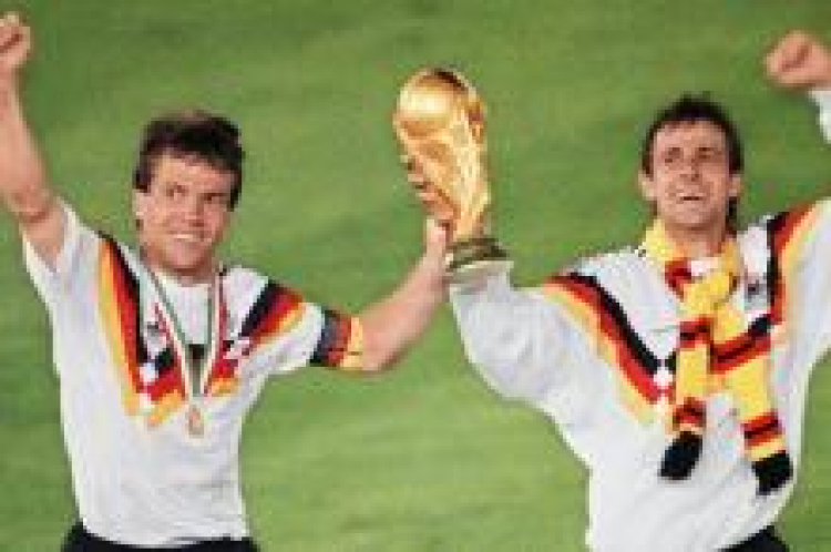 Piłkarze RFN Lothar Matthaeus i Pierre Littbarski po zdobyciu Pucharu Świata w 1990 r. Fot. PAP/EPA