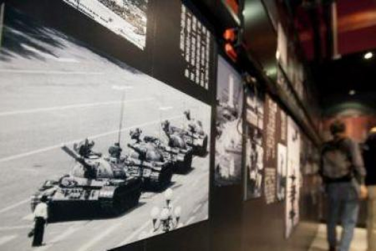 Słynne zdjęcie z placu Tiananmen na wystawie w muzeum 4 czerwca w Hongkongu. Fot. PAP/EPA