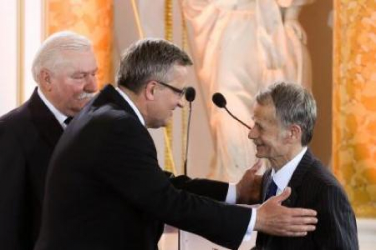 Lech Wałęsa, Bronisław Komorowski, Mustafa Dżemilew. Fot. PAP/P. Supernak Lech Wałęsa, Bronisław Komorowski, Mustafa Dżemilew. Fot. PAP/P. Supernak