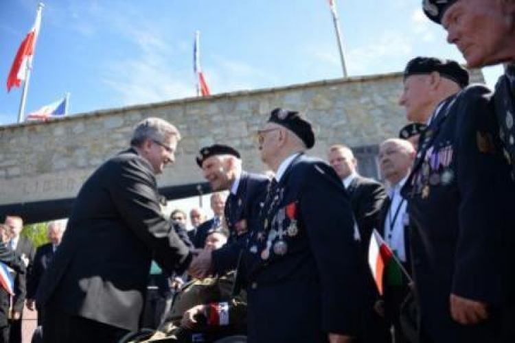 Prezydent Komorowski wita się na terenie Memoriału Montormel z kombatantami. Fot. PAP/J. Turczyk