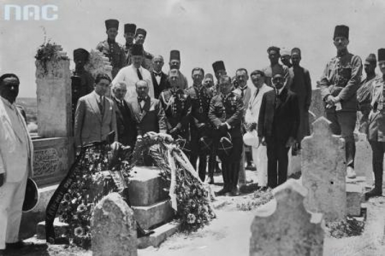 Przedstawiciele władz na muzułmańskim cmentarzu wojskowym Dżebel-el-Isam przed grobem Józefa Bema. Fot. NAC