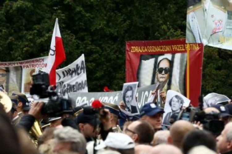  Protesty podczas uroczystości pogrzebowych generała Wojciecha Jaruzelskiego na wojskowych Powązkach. Fot. PAP/T. Gzell