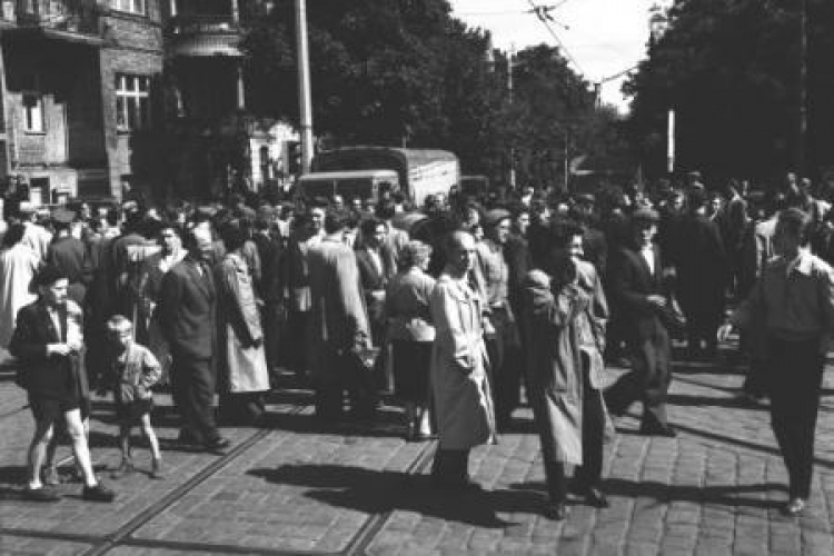 Poznań, 06.1956 r. Na ulicach manifestują tłumy. Fot. PAP/CAF 