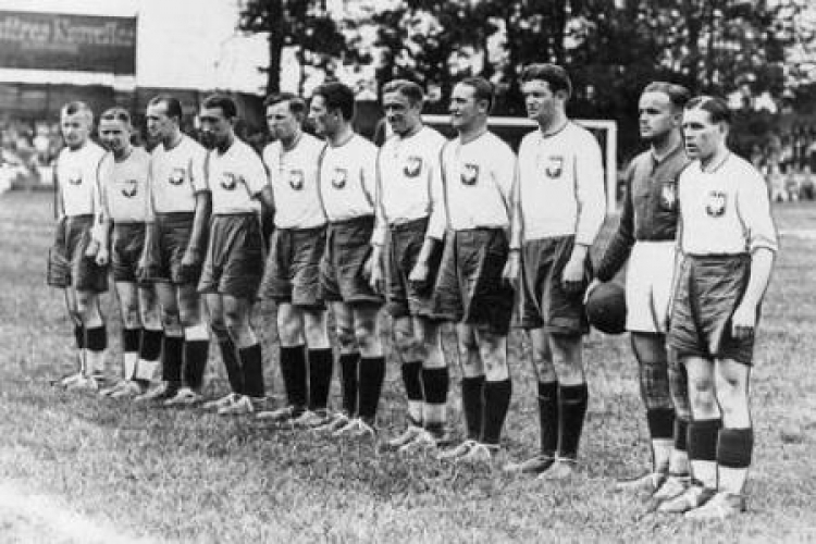 Drużyna Polski przed meczem z Brazylią na stadionie w Strasburgu. Fot. NAC