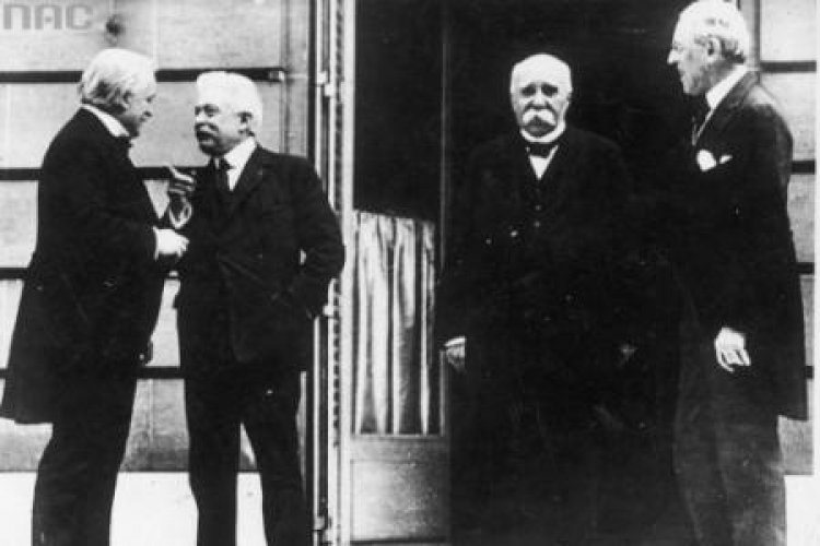 Od prawej: T. W. Wilson, G. Clemenceau, W. Orlando, G. D. Lloyd. Wersal, 1919.06.28. Fot. NAC 