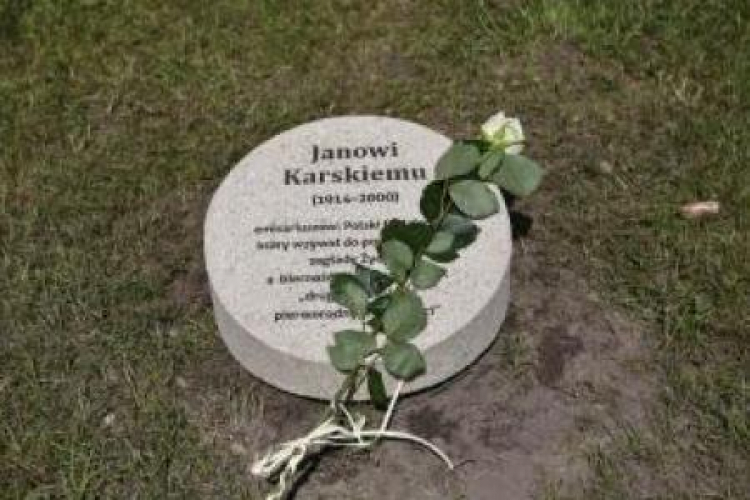Kamień Jana Karskiego w Ogrodzie Sprawiedliwych. Fot. PAP/R. Guz