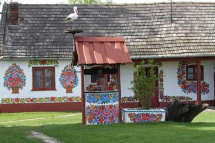 Tradycyjne malowanie domów i obejść w Zalipiu. Fot. PAP/J. Bednarczyk