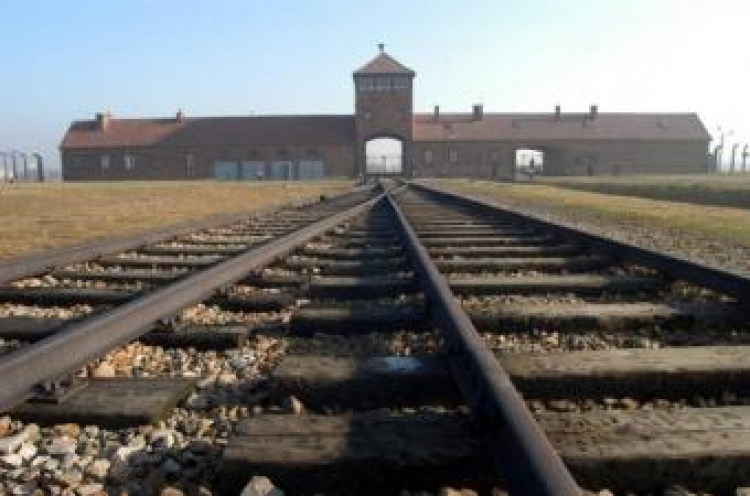 Tory kolejowe wiodące do b. niemieckiego obozu KL Auschwitz. Fot. PAP/J. Bednarczyk