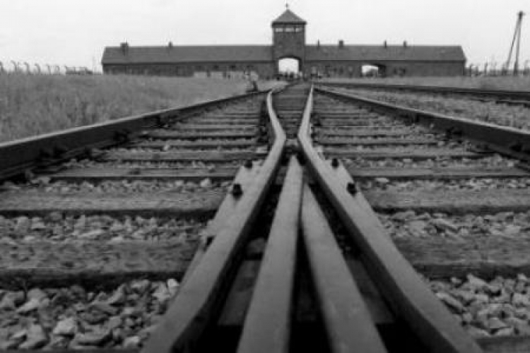 Tory wiodące do Bramy Śmierci, Auschwitz II-Birkenau. Fot. PAP/EPA