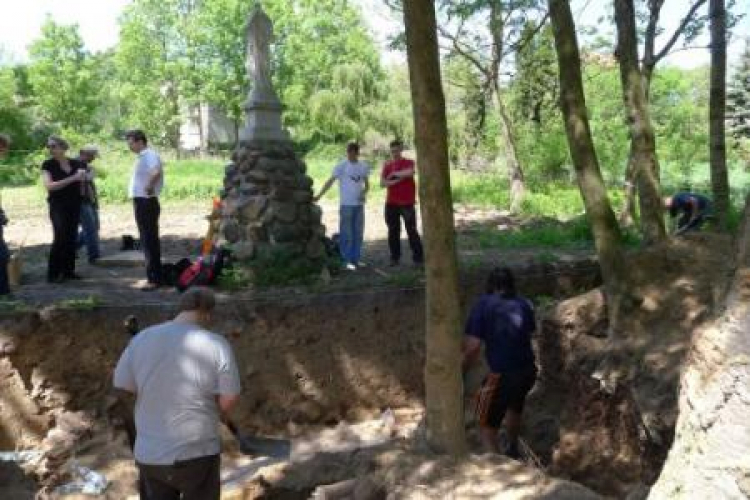 Podczas prac archeologicznych w d. kościele św. Jakuba w Płocku odkryto szczątki gen. Bontempsa. Fot. PAP/M. Bednarski