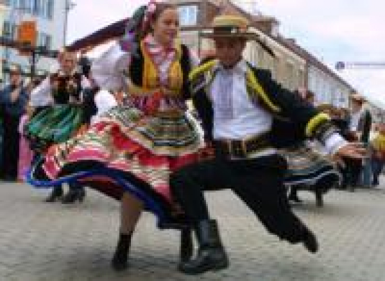 Taneczny korowód podczas XIII Światowego Festiwalu Polonijnych Zespołów Folklorystycznych. Fot. PAP/J. Paszkowski