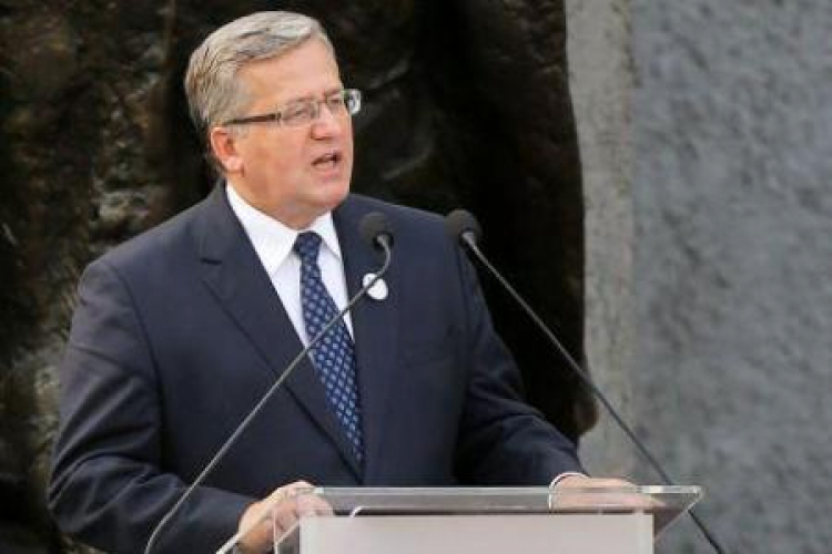 Prezydent RP Bronisław Komorowski przemawia przy Pomniku Powstania Warszawskiego na pl. Krasińskich. Fot. PAP/P. Supern Prezydent RP Bronisław Komorowski przemawia przy Pomniku Powstania Warszawskiego na pl. Krasińskich. Fot. PAP/P. Supern