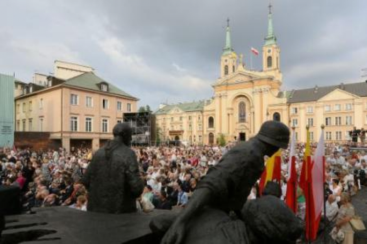 Uroczysta polowa msza święta przy Pomniku Powstania Warszawskiego na pl. Krasińskich w Warszawie. Fot. PAP/P. Supernak Uroczysta polowa msza święta przy Pomniku Powstania Warszawskiego na pl. Krasińskich w Warszawie. Fot. PAP/P. Supernak