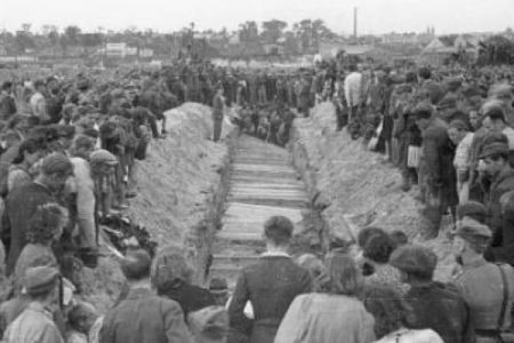 Pogrzeb ofiar pogromu kieleckiego. Fot. PAP/CAF/J. Baranowski