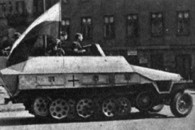 Zdobyty przez powstańców warszawskich niemiecki transporter opancerzony, zwany później „Szarym Wilkiem”. Fot. PAP/CAF