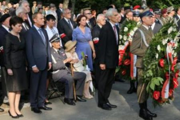 Uroczystości 68. rocznicy wybuchu powstania warszawskiego przed pomnikiem Gloria Victis na Powązkach. Fot. PAP/R. Guz