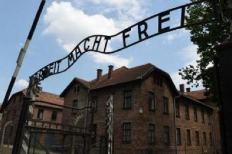 Brama byłego nazistowskiego obozu koncentracyjnego Auschwitz II-Birkenau. Fot. PAP/J. Bednarczyk