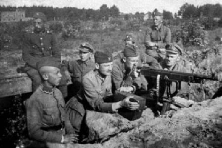 Żołnierze podczas Bitwy Warszawskiej. Fot. PAP/CAF