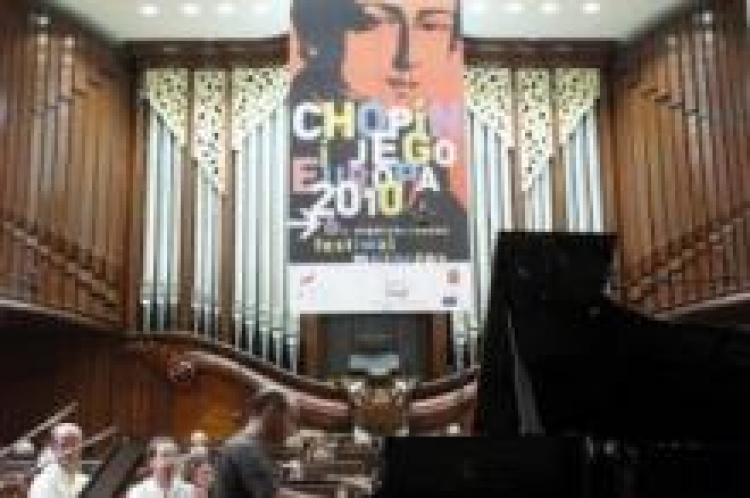 Pianista Nelson Goerner podczas próby przed występem na festiwalu Chopin i jego Europa w 2010 r. Fot. PAP/G. Jakubowski