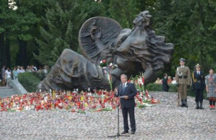 Prezydent Bronisław Komorowski przed pomnikiem "Polegli Niepokonani" na wolskim cmentarzu. Fot. PAP/R. Pietruszka