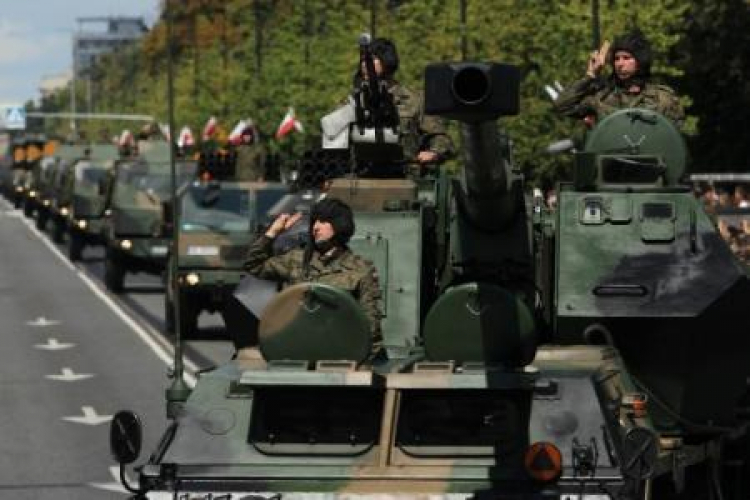 Parada wojskowa w trakcie obchodów Święta Wojska Polskiego w Warszawie. Fot. PAP/R. Pietruszka