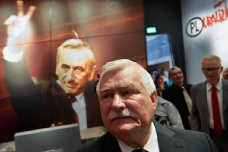Lech Wałęsa zwiedza wystawę stałą podczas uroczystego Europejskiego Centrum Solidarności w Gdańsku. Fot. PAP/A. Warżawa